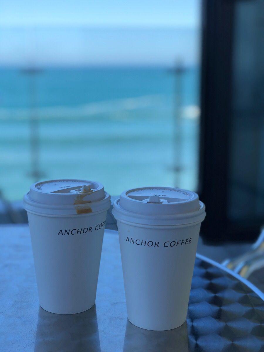 束草Anchor Coffee的咖啡杯與海景，享受陽光與咖啡的完美結合。